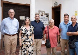 Miembros de la Federación de Cofradías de Crevillente junto a Andrés Camino y Stella Gómez.