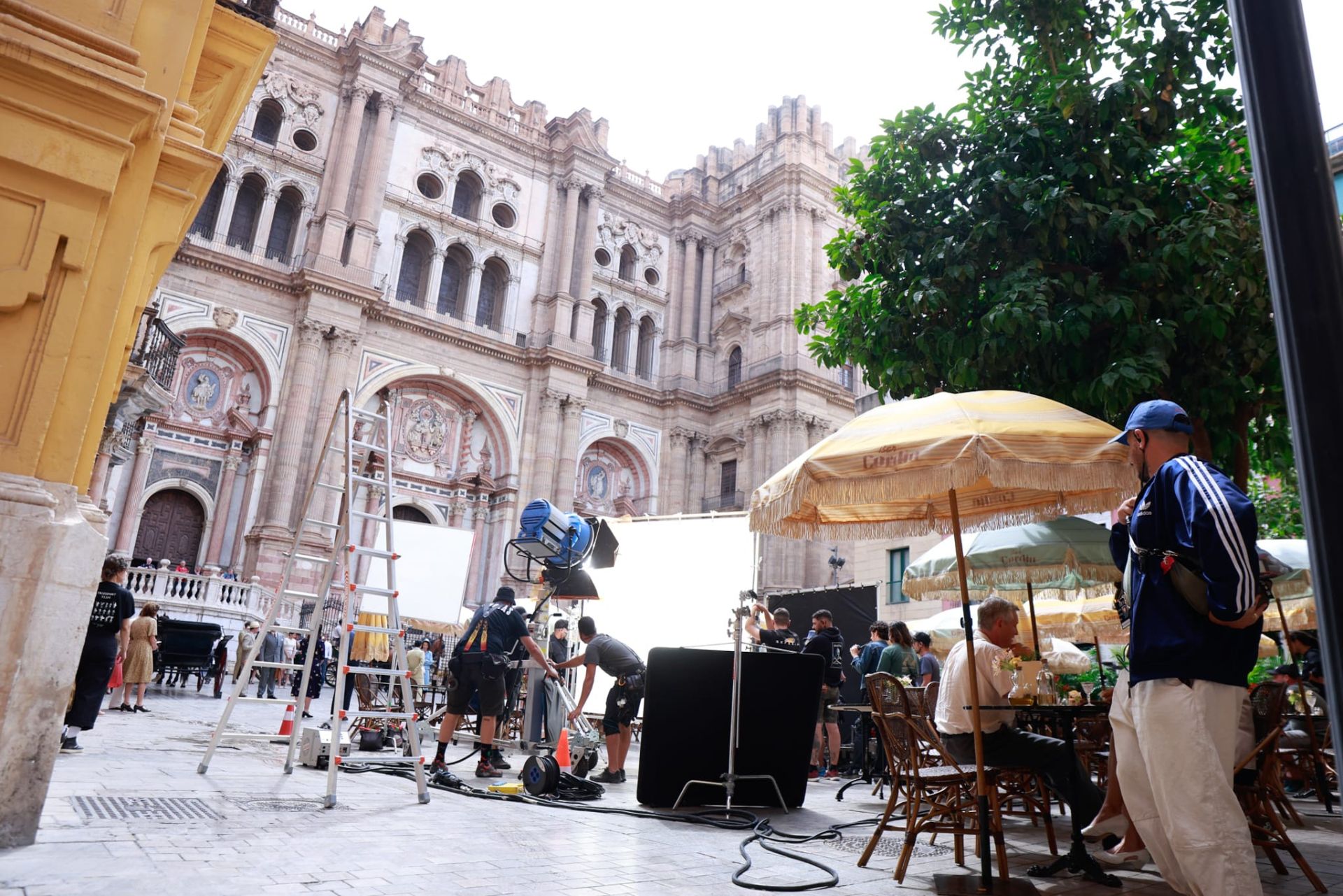 Uno de los escenarios más llamativos fue la adaptación de la plaza del Obispo con bares brasileños de los años 40 para ambientar una escena en Río de Janeiro.