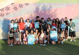 El alcalde de Cártama, Jorge Gallardo, junto jóvenes del municipio.