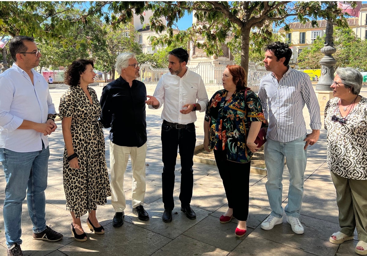 Pérez, junto a varios concejales socialistas esta mañana en la plaza de la Merced.