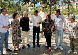 Pérez, junto a varios concejales socialistas esta mañana en la plaza de la Merced.