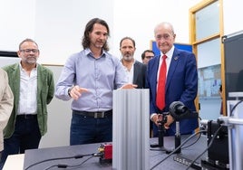 El alcalde, Francisco de la Torre, visita los laboratorios de AGPhotonics y Bioherent.