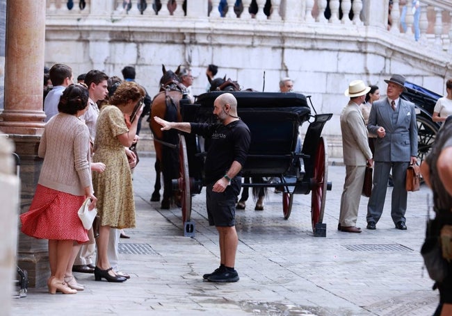 Extras en la escena rodada en el plaza del Obispo para la serie.