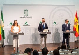 Ramón fernández-Pacheco, en el centro, durante su comparecencia tras el Consejo de Gobierno.