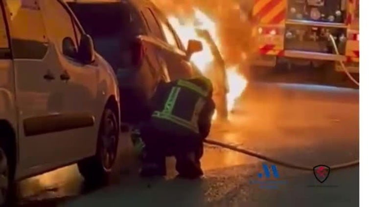 Cuatro vehículos arden de madrugada en la calle Gladiolos de Rincón de la Victoria