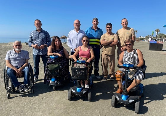 Ediles e integrantes de la asociación Amivel, este martes en la playa de Torre del Mar.