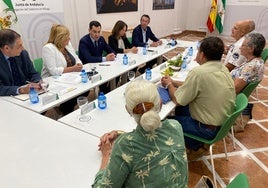 Ramiro Angulo, Consolación Vera, Juanma Moreno, Patricia Navarro y Fernando Fernández, con los representantes del movimiento vecinal en contra de la depuradora en la Vega Mestanza.