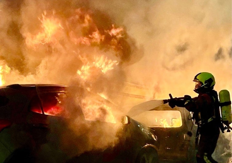 Un bombero del Consorcio Provincial trata de sofocar las llamas.