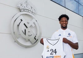 Andrés Feliz posa con la camiseta del Real Madrid.