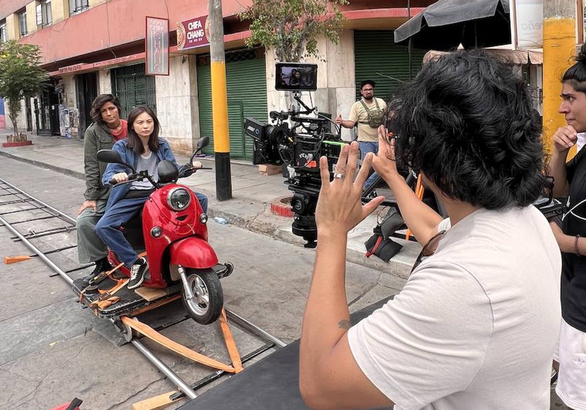 Chacha Huang y Pierina Carcelén reciben instrucciones del director Jorge Shinno en el rodaje.