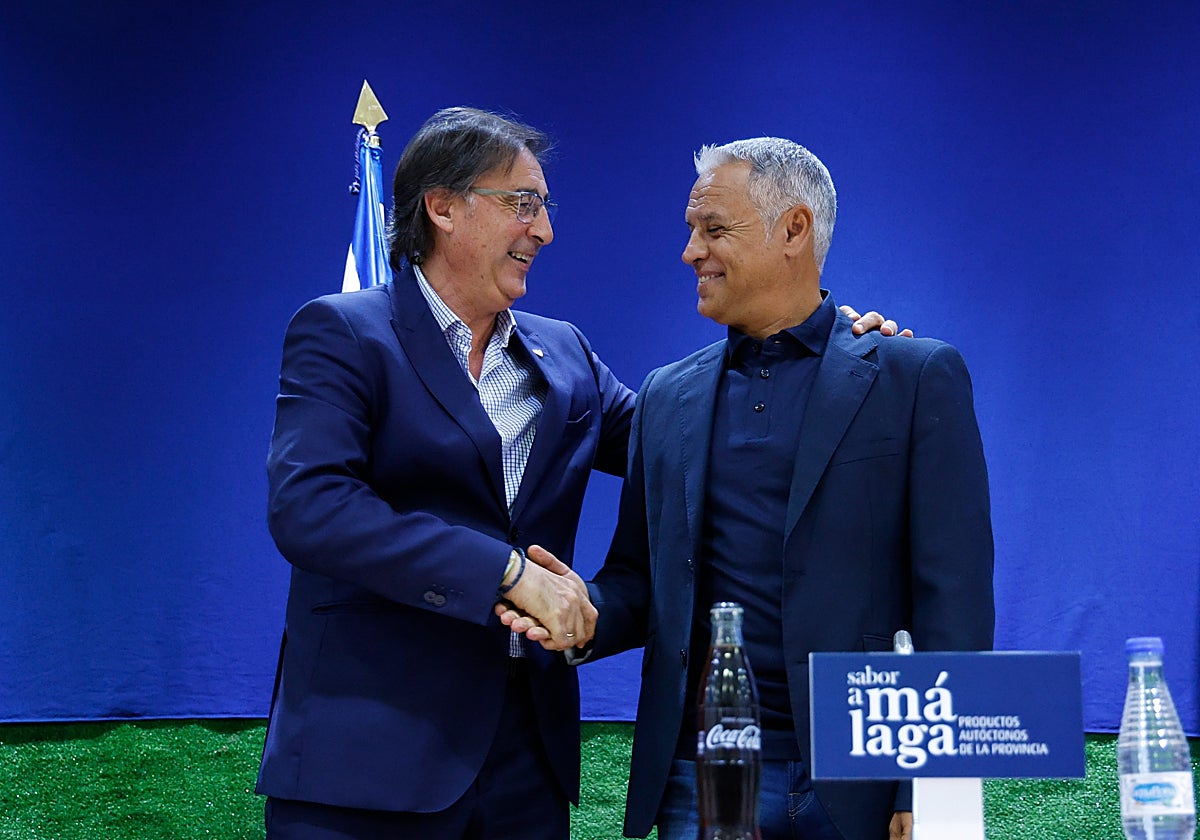 Loren Juarros y Pellicer se dan un apretón de manos antes de comparecer.