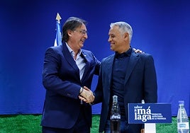 Loren Juarros y Pellicer se dan un apretón de manos antes de comparecer.