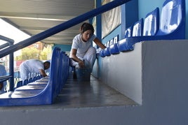 Trabajos de pintura en el estadio municipal.