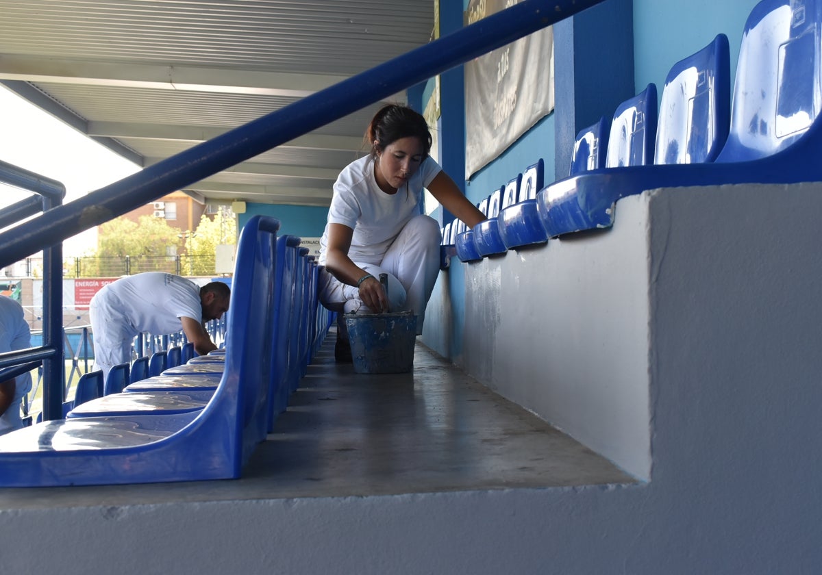 Trabajos de pintura en el estadio municipal.