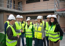 Isabel Rodríguez, cuarta por la derecha de la imagen, junto a De la Torre, en una foto de archivo.