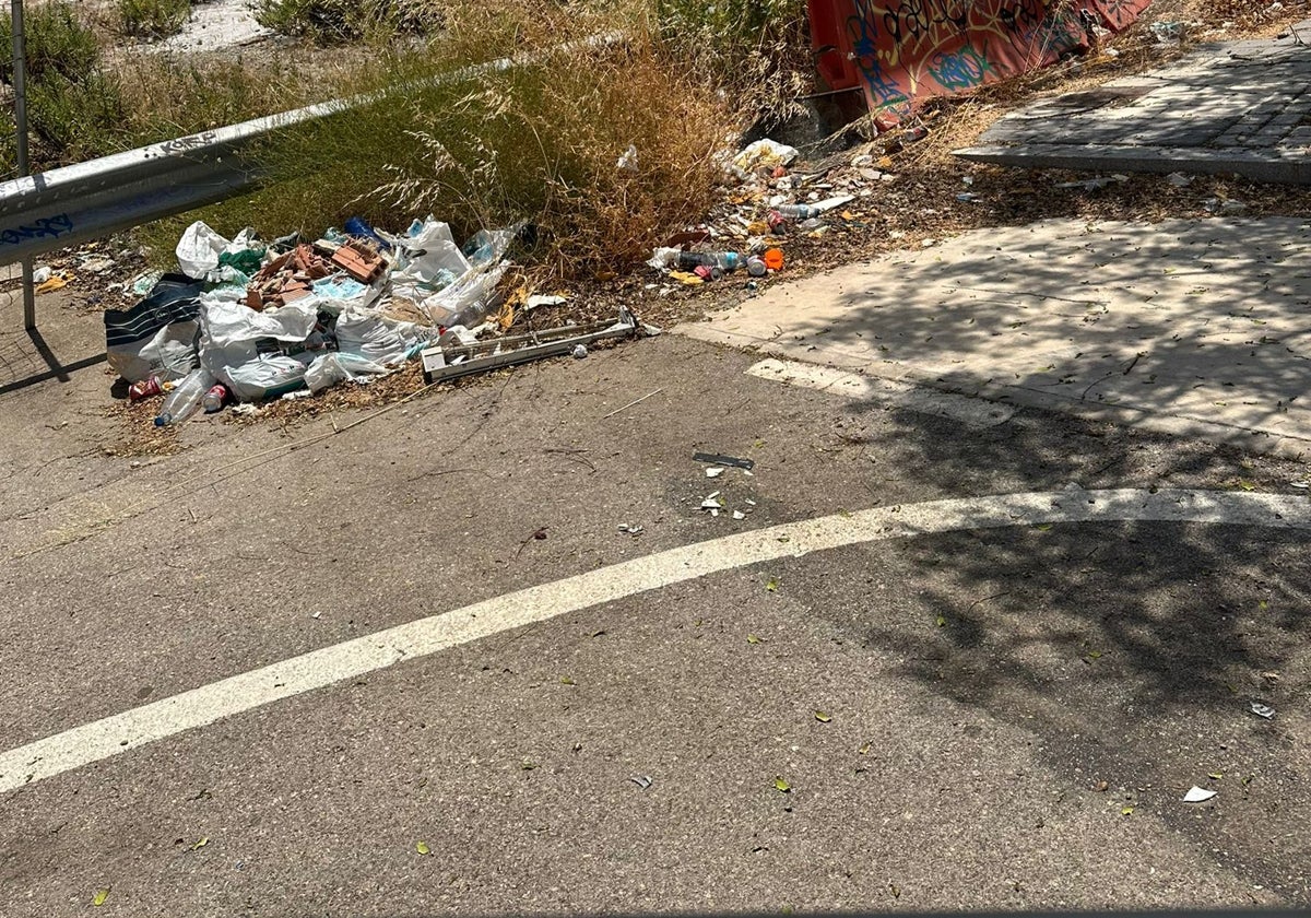 Escombros acumulados en una de las calles sin salida.