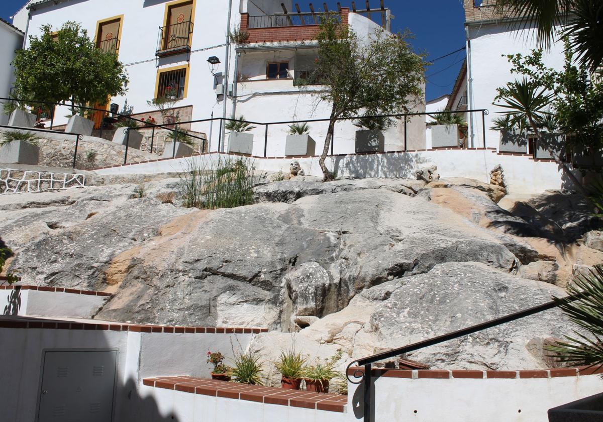 Adaptación. La roca se ha integrado de modo ingenioso en el casco antiguo de Montejaque.