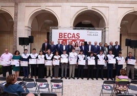 Foto de familia de la entrega de la ceremonia de entrega de becas realizada ayer.