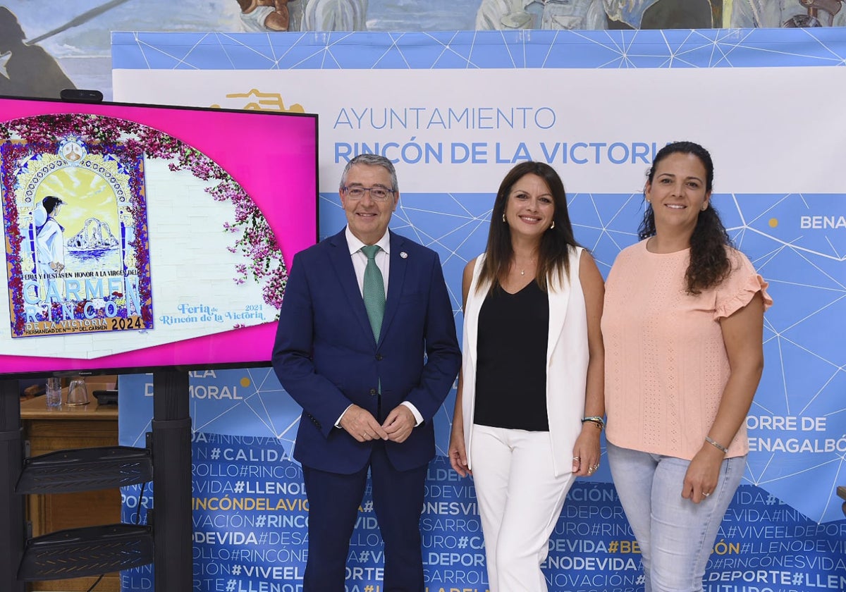 El alcalde de Rincón de la Victoria, Francisco Salado, junto a la concejala de Feria y Fiestas, Mari Paz Couto, y la edil de Juventud, Belén Gutiérrez.