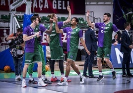 Los jugadores del Unicaja se saludan en una presentación.