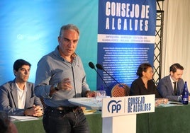 Bendodo durante su intervención en el consejo de alcaldes.