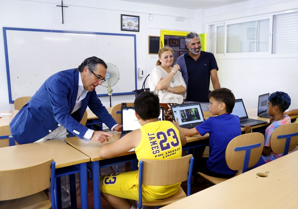 Imagen principal - El delegado de Educación, Miguel Briones, visitó el colegio. Redwan, originario de Ghana, y Andri, con su maestro, Álvaro Recio. Debajo, Francisco, otro de los alumnos que acuden a estas clases de refuerzo.