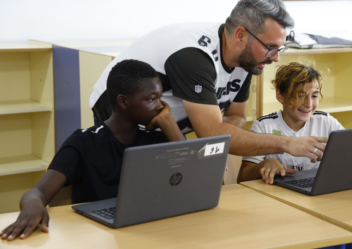 Imagen secundaria 1 - El delegado de Educación, Miguel Briones, visitó el colegio. Redwan, originario de Ghana, y Andri, con su maestro, Álvaro Recio. Debajo, Francisco, otro de los alumnos que acuden a estas clases de refuerzo.