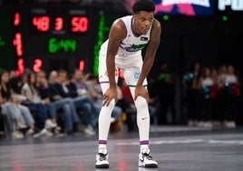 Tyson Carter observa el juego durante un partido de esta temporada.