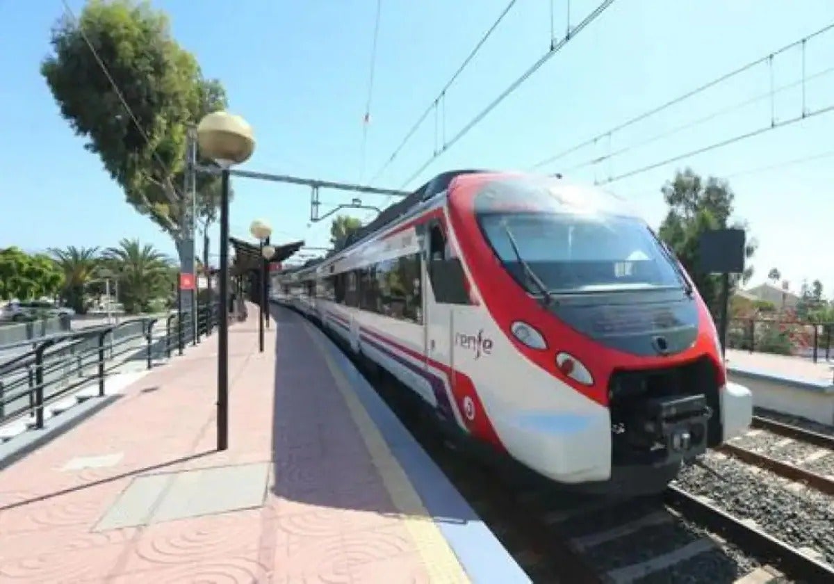 Un convoy del modelo Civia de Renfe, que son los que operan en el Núcleo de Cercanías de Málaga.