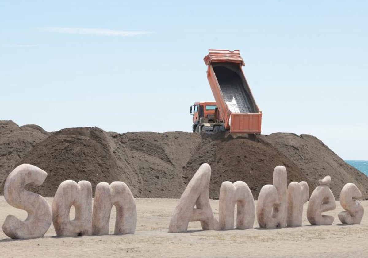 Acopio de arena en la playa de San Andrés, en Huelin, para su regeneración.