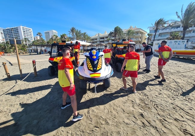 Reparto de tareas y de vehículos entre los responsables de Socorrismo Málaga, en la plata de Malapesquera, en Benalmádena.