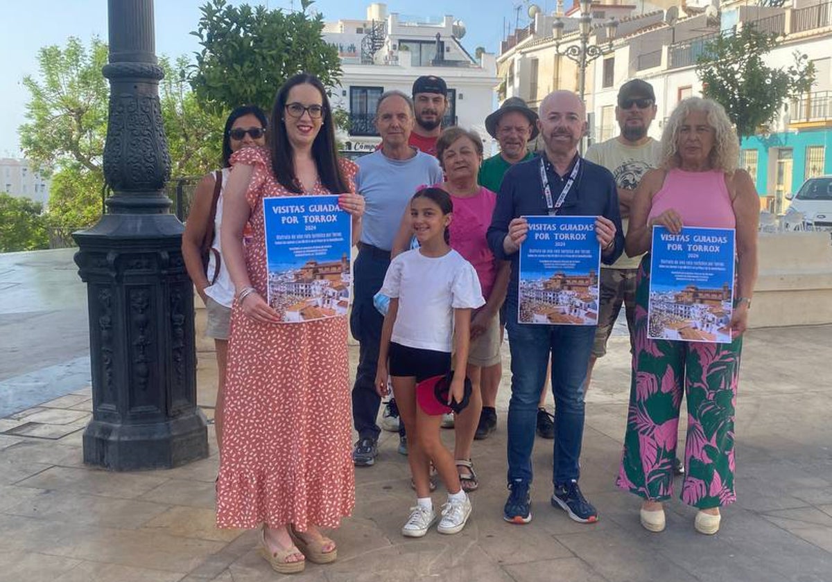 Los participantes en la visita guiada por el casco urbano torroxeño.