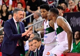 Ibon Navarro se dirige a Carter y Sima durante un partido de la pasada temporada.