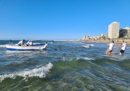 Recreación de la Tirada del Copo, este domingo en la playa de Los Boliches, en Fuengirola.