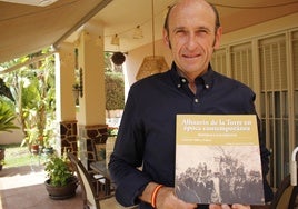 Carlos San Millán y Gallarín posa con su libro 'Alhaurín de la Torre en época contemporánea'.