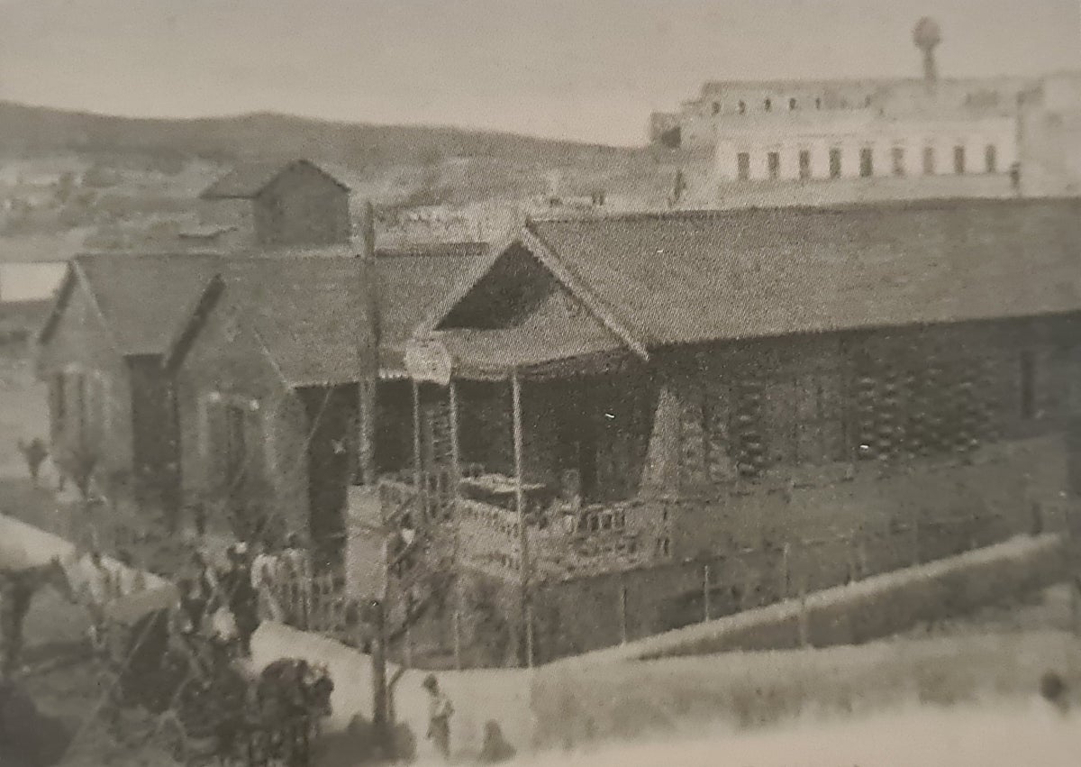 Imagen secundaria 1 - El paraje de Piamonte, en Alhaurín de la Torre; imagen del Pabellón Mundial Restaurante, de Medilla, en una foto facilitada por Saro Garandillas, que recoge el trabajo de Carlos San Millán y Gallarín y anuncio en 'La Unión Mercantil', reproducido en 'Alhaurín de la Torre en época contemporánea'.
