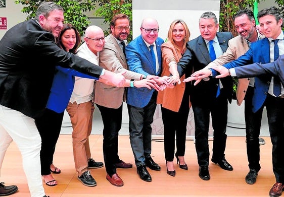 Antonio Sanz, Marifrán Carazo, Antonio Granados y Pedro Mercado, junto a otros representantes públicos.