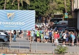 Aficionados hacen cola en las taquillas de La Rosaleda desde primera hora de este lunes.