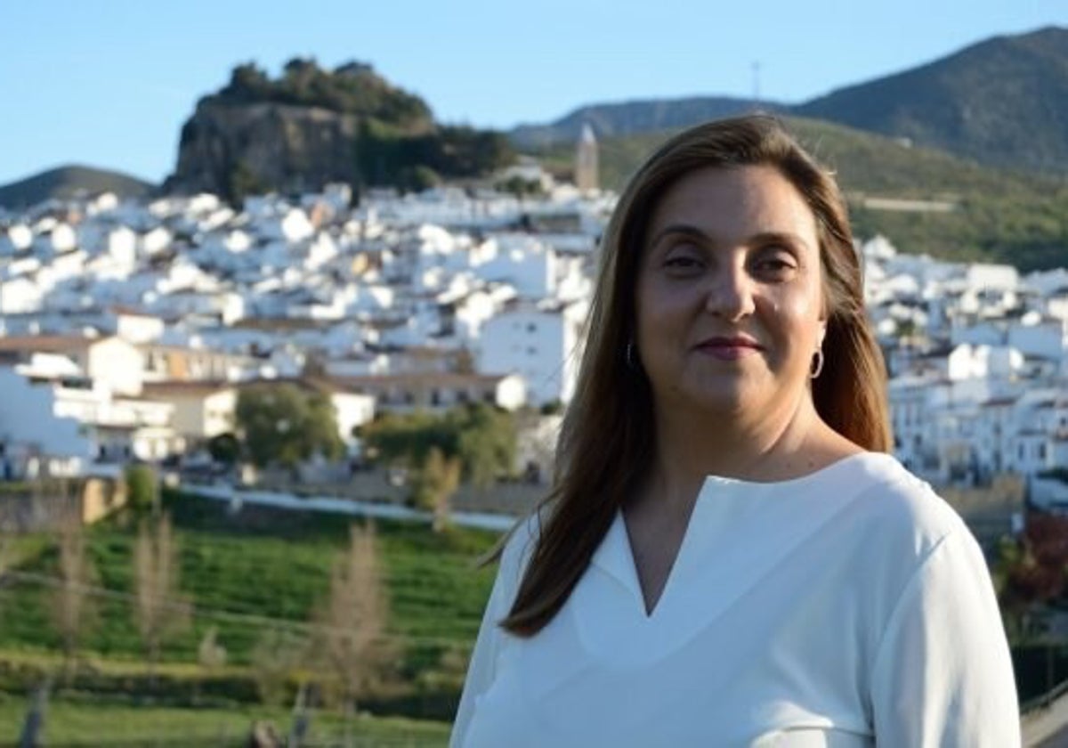 González, en una imagen de archivo, con Ardales al fondo.