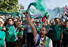 Aficionados del Unicaja reciben al equipo en los exteriores del Palacio de los Deportes.