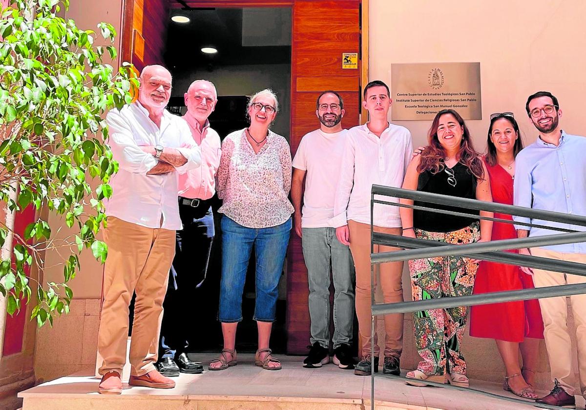 Los nuevos bachilleres junto al Tribunal en la puerta del CESET.