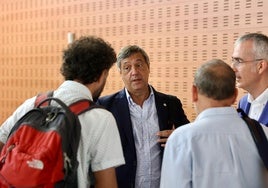 Teo López, a su llegada a la sesión del claustro universitario celebrado este martes en la Escuela de Ingenierías Industriales.