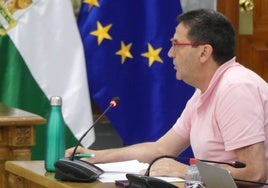 El portavoz socialista interviene en el pleno del debate del municipio.