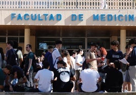 Alumnos de selectividad ante la Facultad de Medicina, que ha sido un año más la más solicitada por los estudiantes.