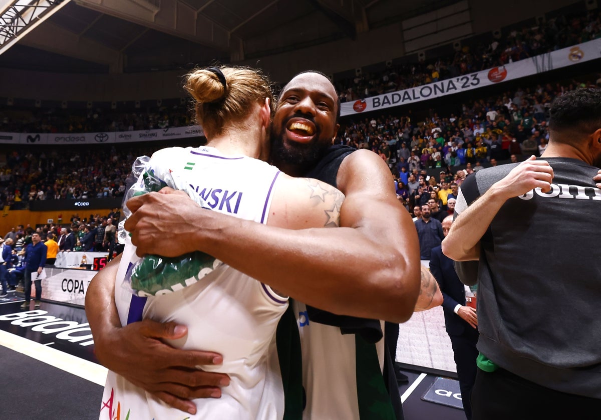 Un Will Thomas sonriente es abrazado por Osetkowski después de ganar la Copa del Rey en Badalona el año pasado.