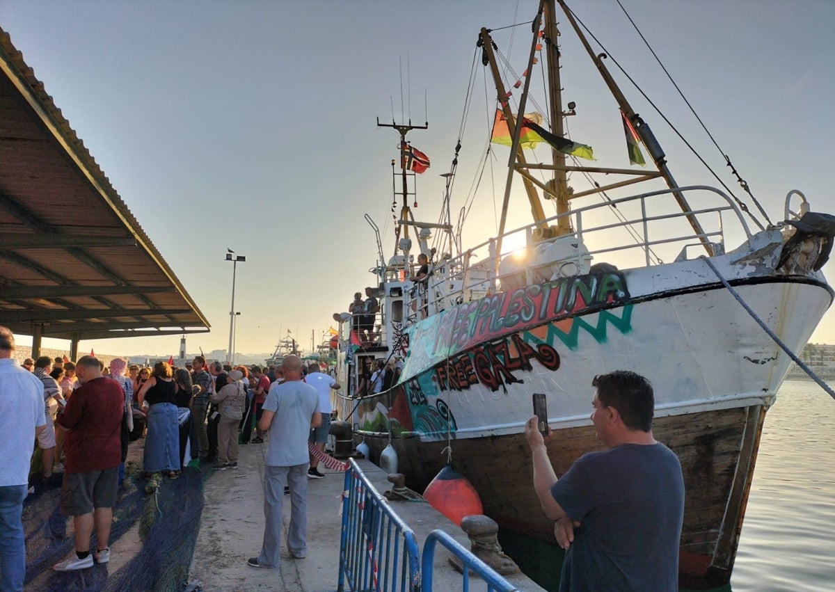 Imagen secundaria 1 - Tres imágenes de la recepción de la expedición del Handala en el puerto de Caleta de Vélez y en la sede de la Mancomunidad Oriental en Torre del Mar.