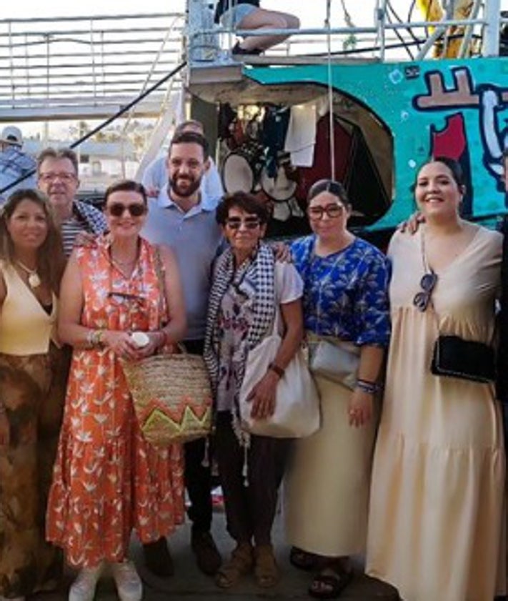 Imagen secundaria 2 - Tres imágenes de la recepción de la expedición del Handala en el puerto de Caleta de Vélez y en la sede de la Mancomunidad Oriental en Torre del Mar.