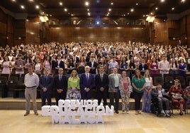 Autoridades en primer término, con los jóvenes premiados por su expediente de 10 en Secundaria o Bachillerato.