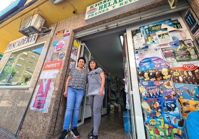 María y Dori en la puerta del negocio.