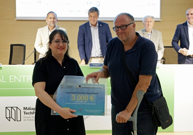 José Roberto Vila Oblitas, en representación de la Cátedra Santander de Empresa Familiar, entrega el premio a María del Mar López Guerrero.